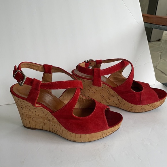 pair of red suede and cork sandals -Barney’s -made in Italy - Picture 6 of 12